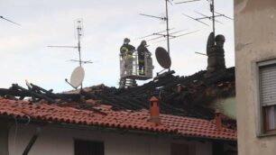 Incendio nella corte di via Magenta a Muggiò