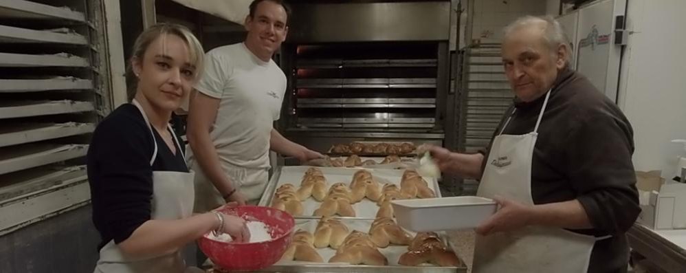 Lentate sul Seveso, al lavoro in panetteria per il dolce della Befana