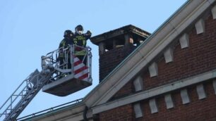 I vigili del fuoco ispezionano il comignolo della chiesa