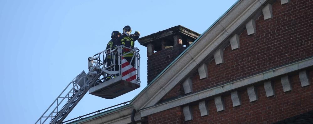 I vigili del fuoco ispezionano il comignolo della chiesa