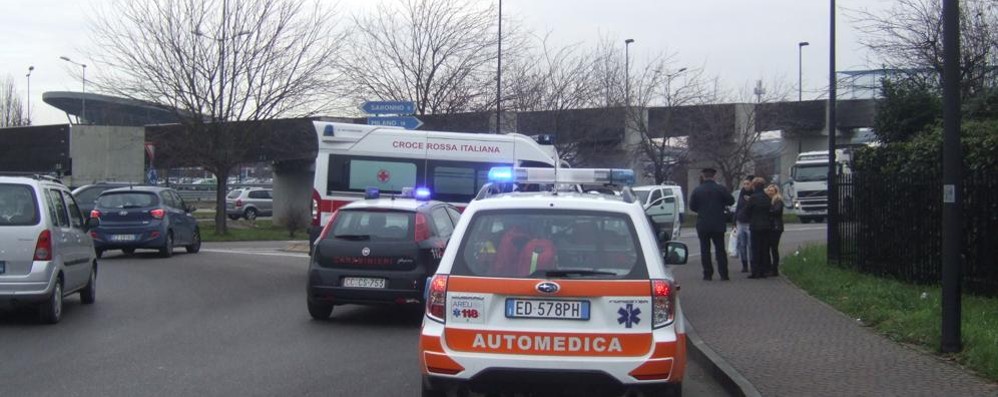 I soccorsi alla donna che è stata investita all’altezza della rotatoria del centro commerciale Carrefour sulla Monza-Saronno