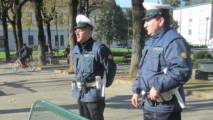 Lissone, un controllo degli agenti della Polizia locale. Gli agenti torneranno a incontrare gli anziani per metterli in guardia dai tentativi di truffa