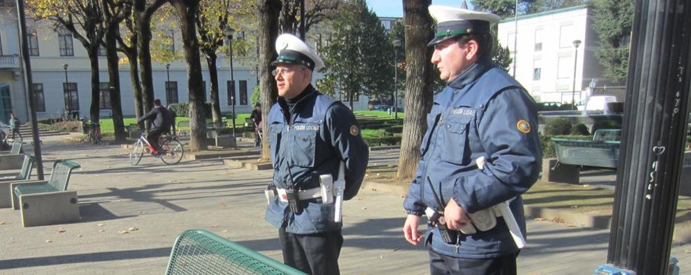 Lissone, un controllo degli agenti della Polizia locale. Gli agenti torneranno a incontrare gli anziani per metterli in guardia dai tentativi di truffa