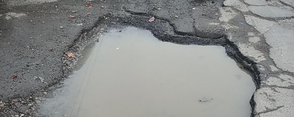 Monza, buche via Sanquirico e via Carra' (foto di un lettore)