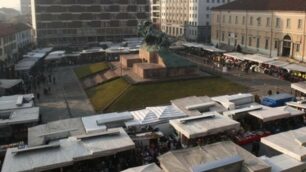 Monza, uno scorcio del mercato in piazza Trento e Trieste