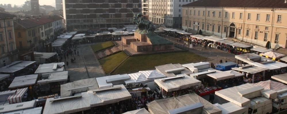 Monza, uno scorcio del mercato in piazza Trento e Trieste