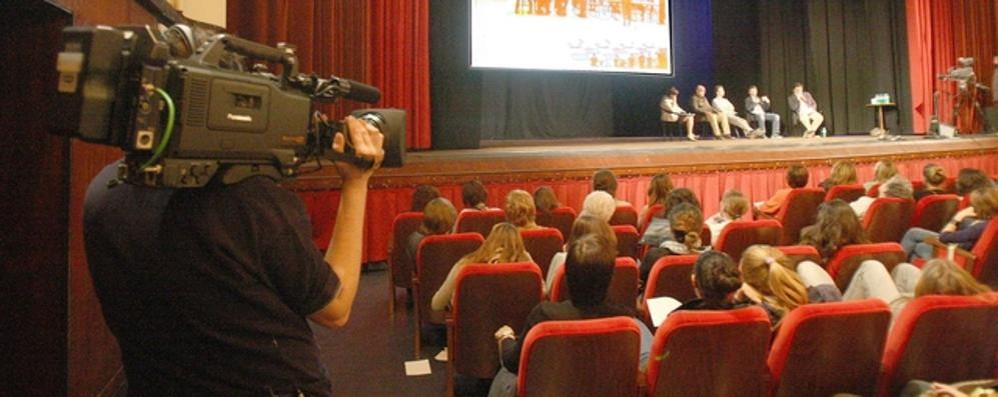 L’interno del teatro Manzoni di Monza