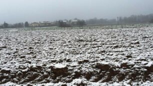 Meteo, la neve caduta tra il 3 e 4 gennaio tra Lesmo e Camparada: una mano contro lo smog