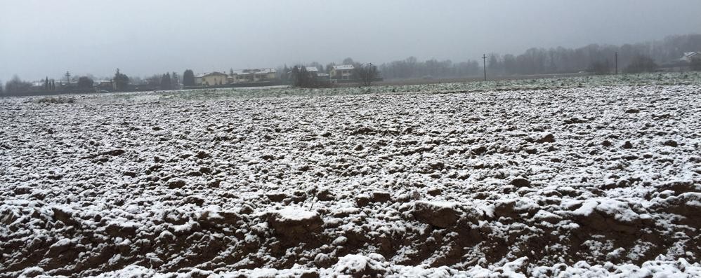 Meteo, la neve caduta tra il 3 e 4 gennaio tra Lesmo e Camparada: una mano contro lo smog