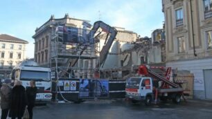 Monza, demolizione dello stabile del calzaturificio Redaelli in largo XXV Aprile-piazza Trento