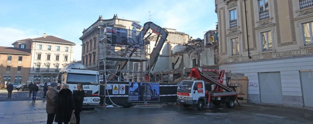 Monza, demolizione dello stabile del calzaturificio Redaelli in largo XXV Aprile-piazza Trento