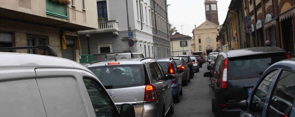 Monza, auto in coda in via San Fruttuoso