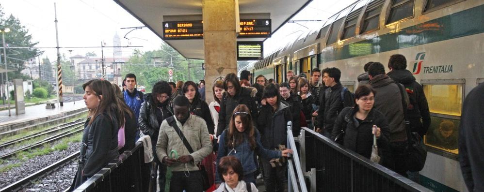 Pendolari alla stazione di Monza