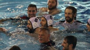 Il presidente Franco Fossati e il Nuoto Club Monza in acqua per festeggiare la promozione in serie B