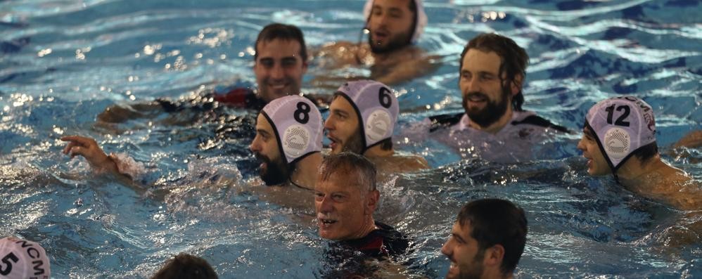 Il presidente Franco Fossati e il Nuoto Club Monza in acqua per festeggiare la promozione in serie B