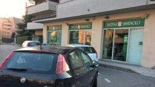 I carabinieri davanti alla filiale della banca rapinata