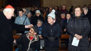 Il cardinale Angelo Scola abbraccia i fedeli a Meda