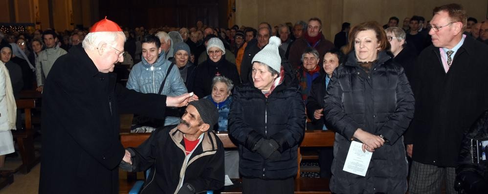 Il cardinale Angelo Scola abbraccia i fedeli a Meda