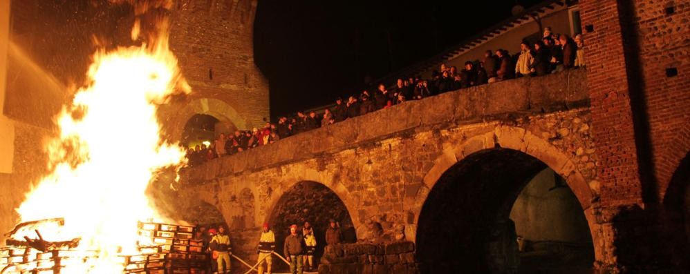 Una foto d’archivio del falò di sant’Antonio a Vimercate