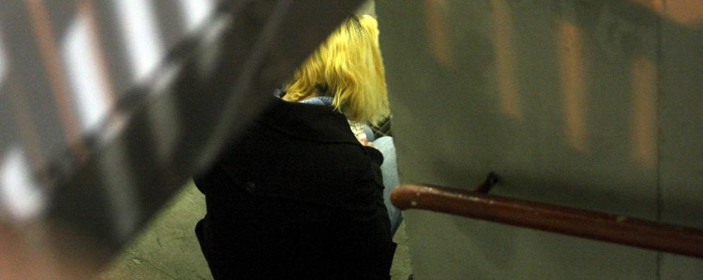 Aggredita e rapinata alla stazione di Monza: le strappa il cellulare e la getta a terra