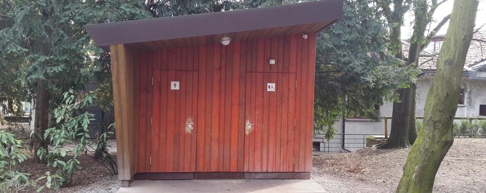Arcore - I bagni del parco di Villa Borromeo dove si erano appartati i due. Si trovano a due passi dalla centrale via Roma