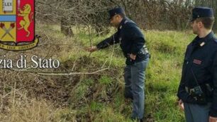 I poliziotti indicano il luogo in cui si sarebbe consumata una violenza