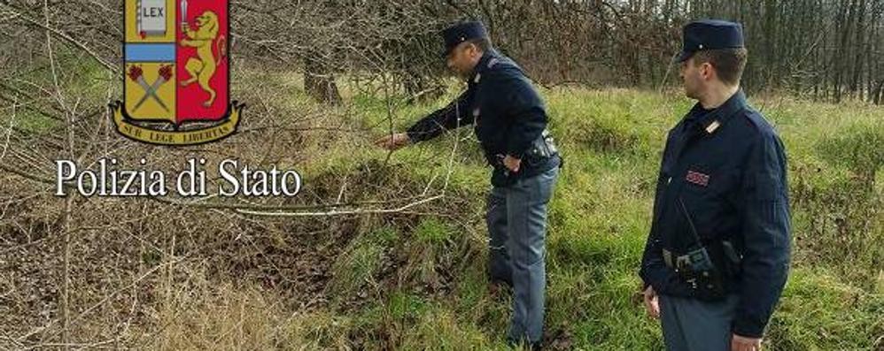 I poliziotti indicano il luogo in cui si sarebbe consumata una violenza