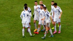 Calcio, Mattia Lacchini festeggiato dai compagni del Seregno dopo il gol del vantaggio