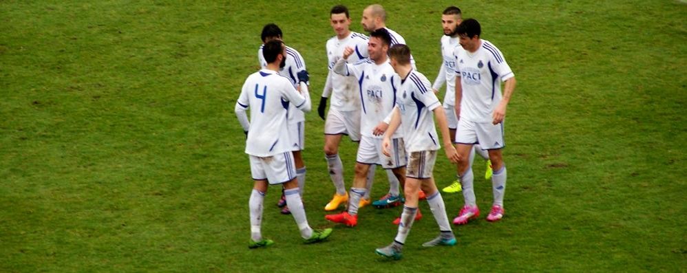 Calcio, Mattia Lacchini festeggiato dai compagni del Seregno dopo il gol del vantaggio
