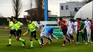 Calcio, Seregno: l'ingresso in campo delle squadre per l’ottavo di Coppa Italia