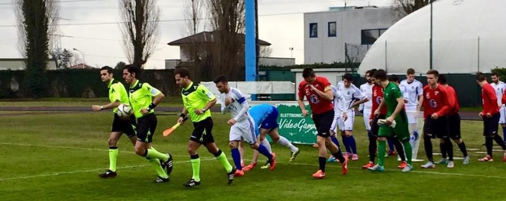 Calcio, Seregno: l'ingresso in campo delle squadre per l’ottavo di Coppa Italia