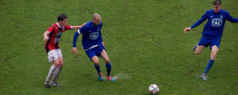 Calcio, Stefano Mauri del Seregno protegge il pallone in attesa dell'arrivo di Federico Baschirotto