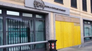 La vetrina sfondata della filiale cesanese della Banca popolare di Milano