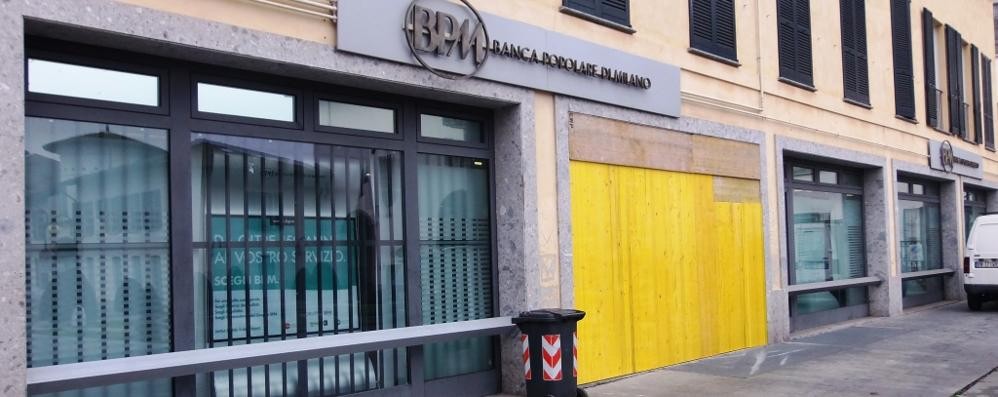 La vetrina sfondata della filiale cesanese della Banca popolare di Milano