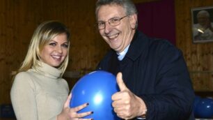 Don Bruno Maggioni durante il collegamento da Margno con Pomeriggio 5 per l’evento sull’autismo