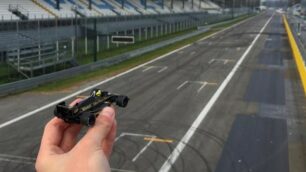 Monza - Il modellino della Lotus di Senna sul rettilineo dell’autodromo