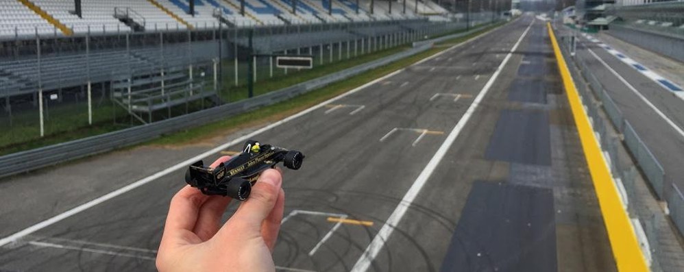 Monza - Il modellino della Lotus di Senna sul rettilineo dell’autodromo
