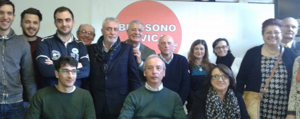 La presentazione del candidato Diego Colombo (al centro, con il maglione blu, davanti al simbolo della lista)