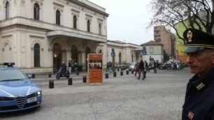 Una volante della Polizia davanti alla stazione di Monza