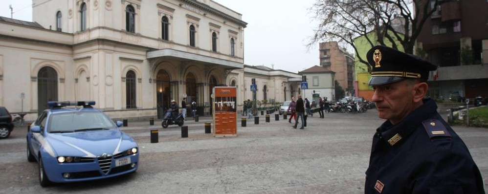 Una volante della Polizia davanti alla stazione di Monza