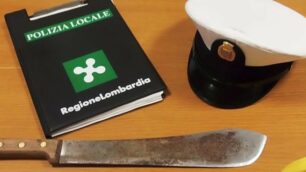 Uno dei machete sequestrati dalla polizia locale di Cesano
