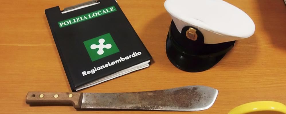 Uno dei machete sequestrati dalla polizia locale di Cesano