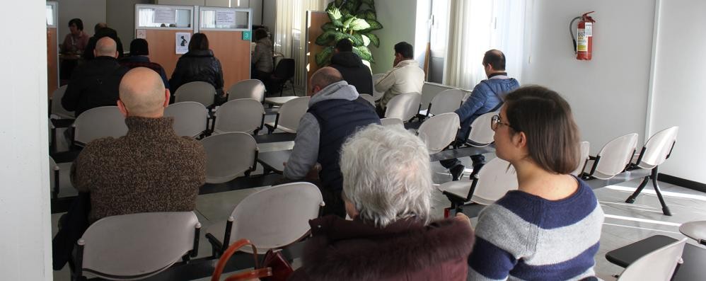 In attesa agli uffici Inps di Seregno