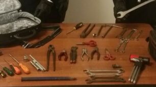 Gli attrezzi trovati dai carabinieri nelle due auto