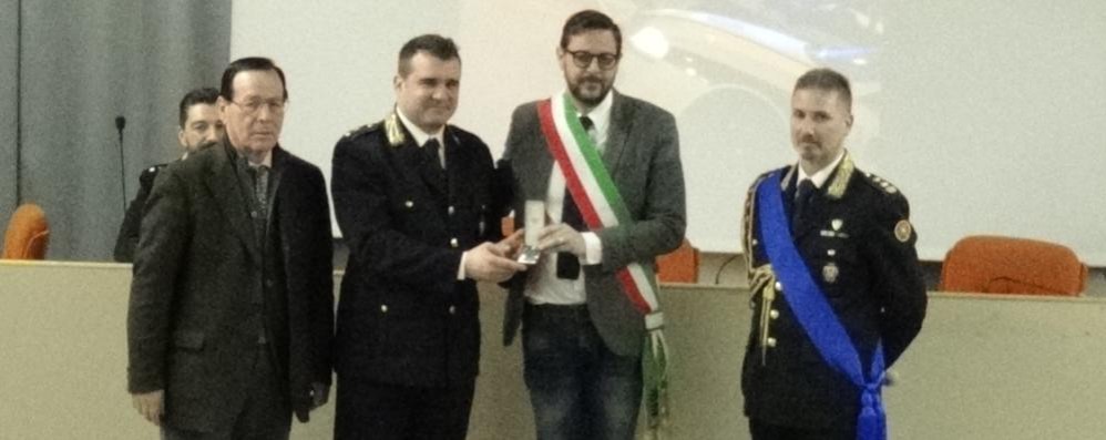 Paderno Dugnano, il premio al commissario Azzolini in occasione della festa della polizia locale
