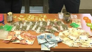 Droga, denaro e bustine: tutto il materiale sequestrato dalla polizia di Monza