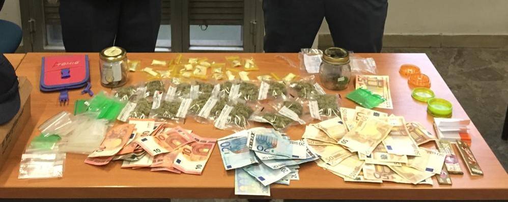 Droga, denaro e bustine: tutto il materiale sequestrato dalla polizia di Monza