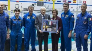Il gruppo di astronauti insieme al presidente Matterella: Nespoli è il terzo da destra
