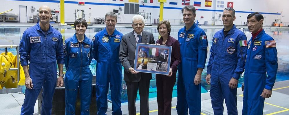 Il gruppo di astronauti insieme al presidente Matterella: Nespoli è il terzo da destra