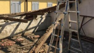 Il tetto crollato nella ex caserma in piazza San Paolo a Monza